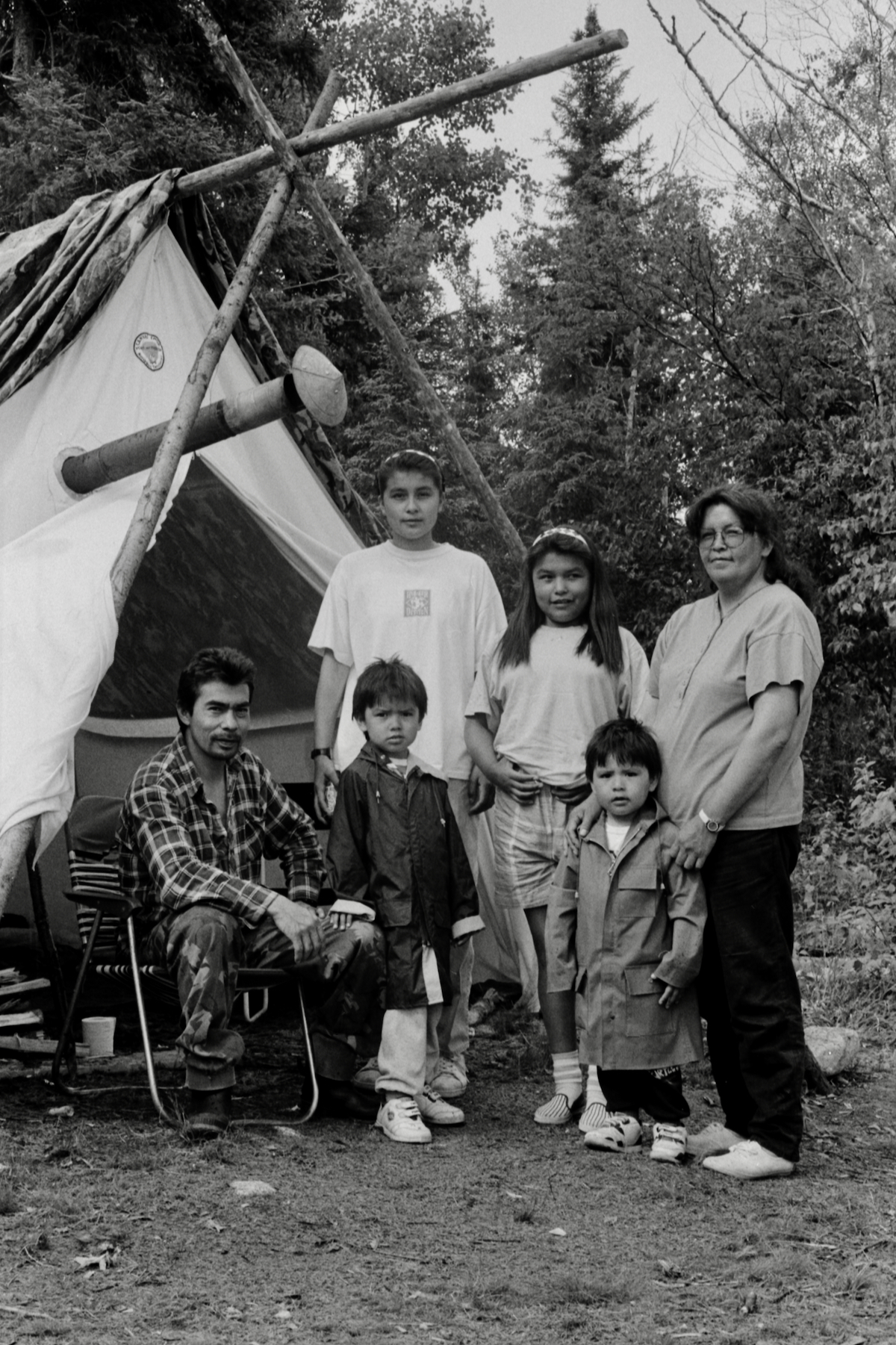 Directeur de l'école primaire et sa famille, dans le bois