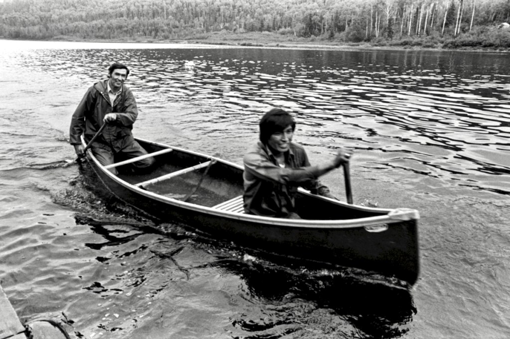 En tête de la course en canots