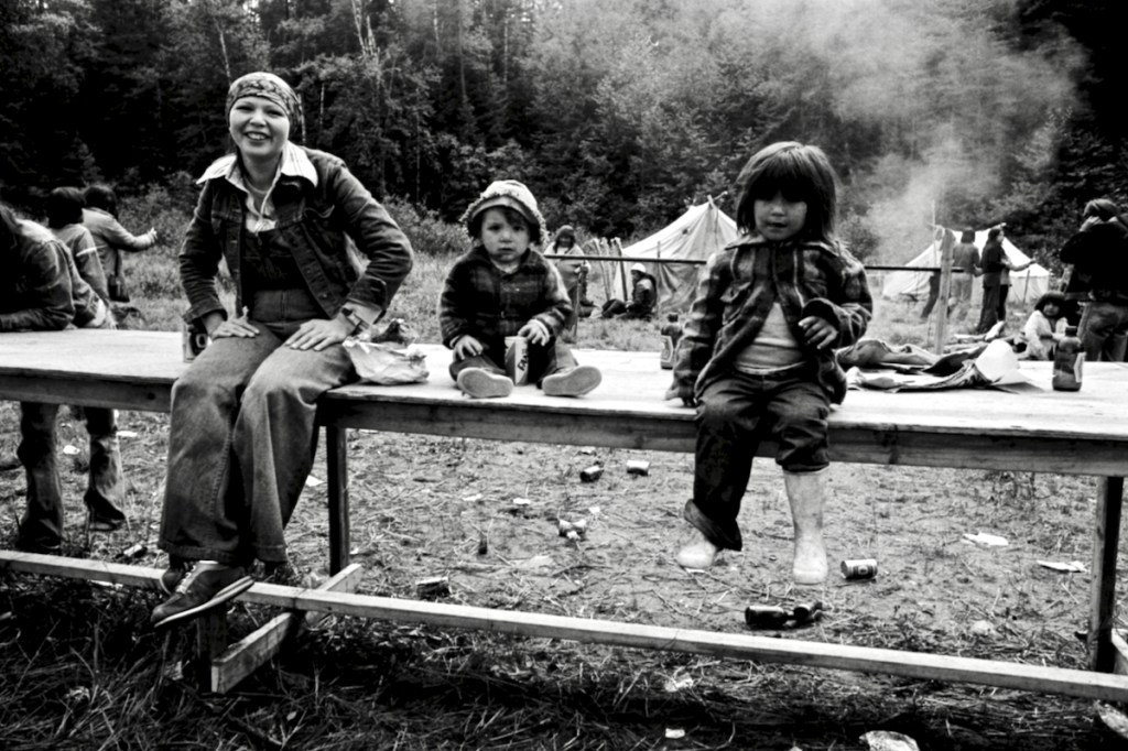 Mère et enfants épluchette de blé d'Inde