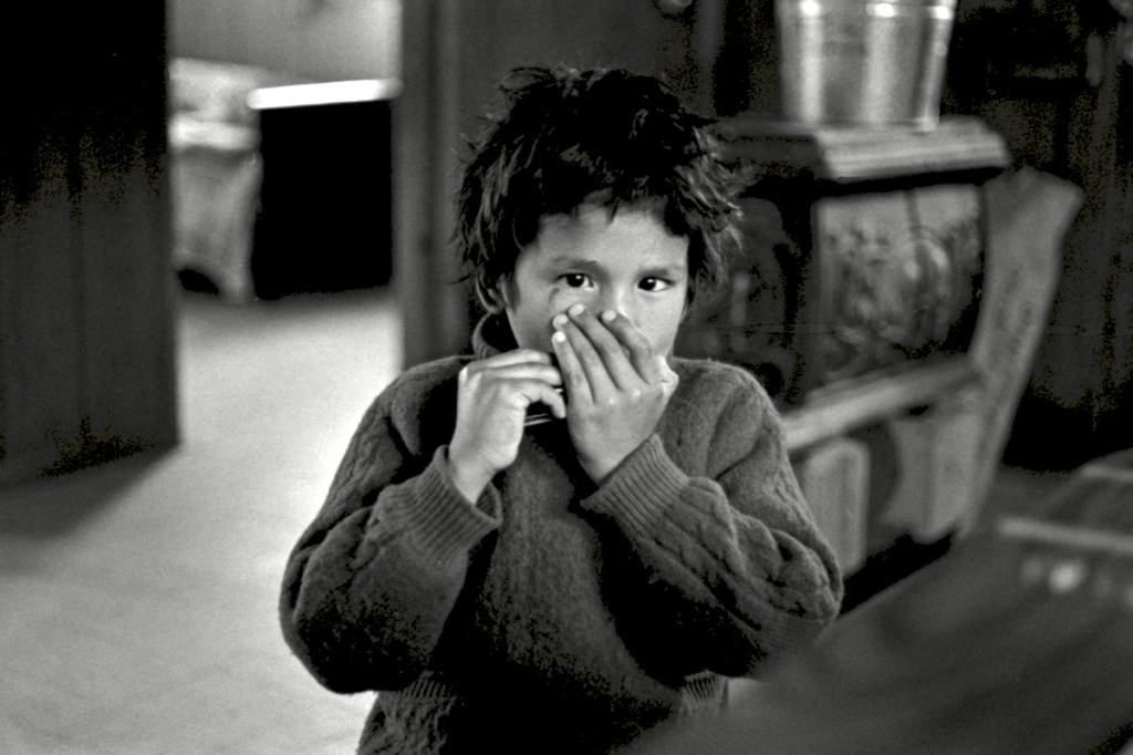 Jeune garçon Atikamekw à l'harmonica