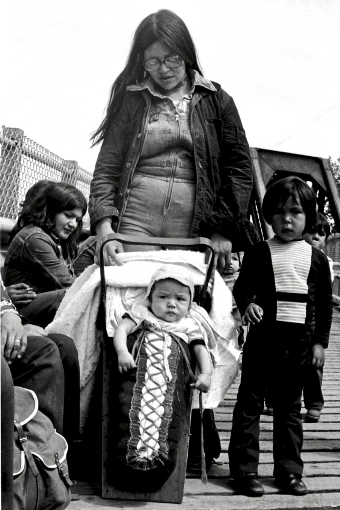 Mère Atikamekw avec bébé dans tikinagan