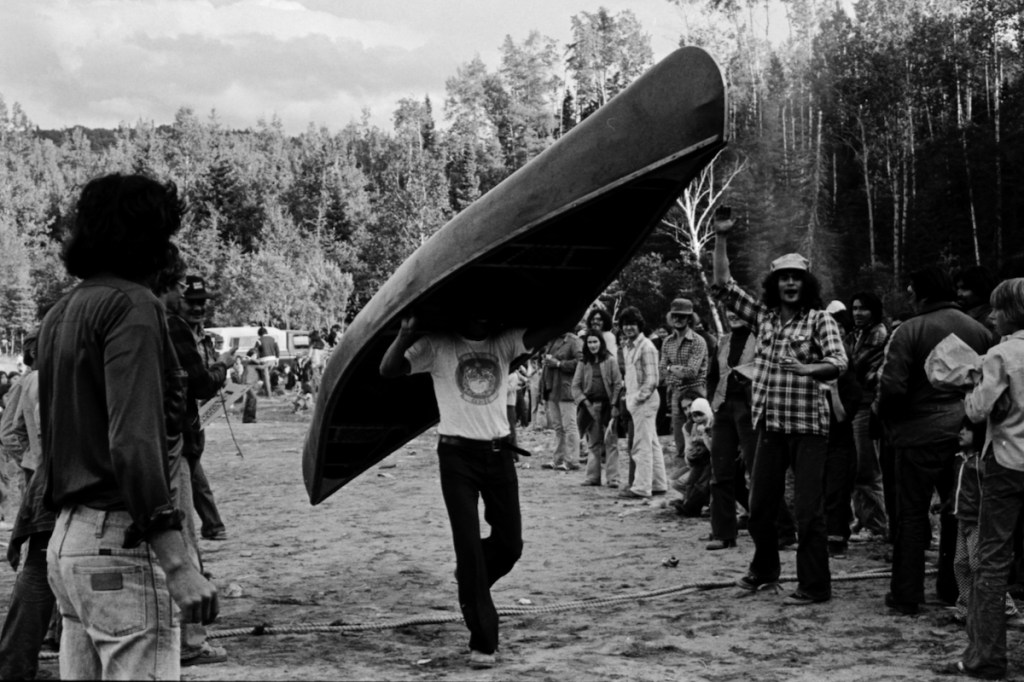 Arrivée gagnants course en canot
